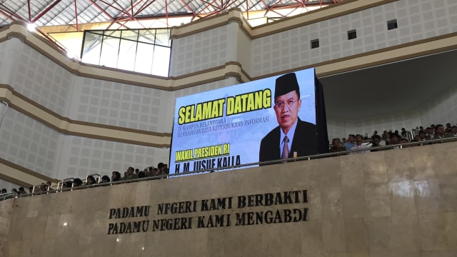 JK mengisi kuliah umum dihadapan ribuan mahasiswa di Auditorium UPN Veteran Yogyakarta, Minggu (4/11/2018).  (Foto: Arfiansyah Panji Purnandaru/kumparan)