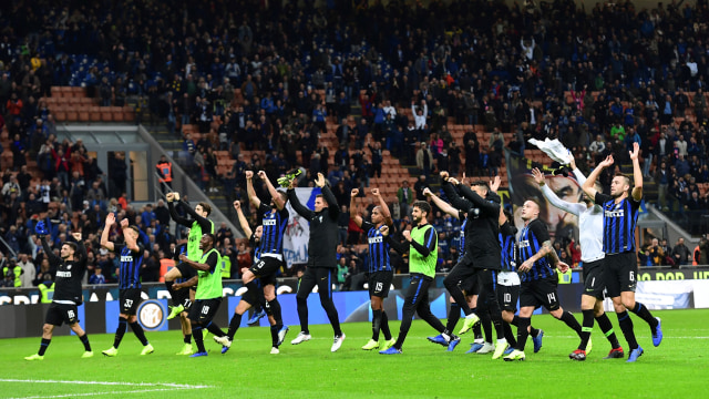 Pemain Inter Milan merayakan kemenangan atas Genoa. (Foto: Miguel MEDINA / AFP)