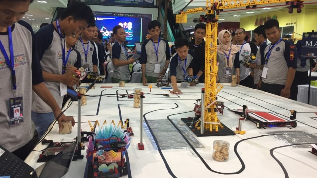 Suasana kompetisi robotik siswa-siswi madrasah se-Indonesia oleh Kemenag, Minggu (4/11/2018). (Foto:  Nesia Qurrota A'yuni/kumparan)