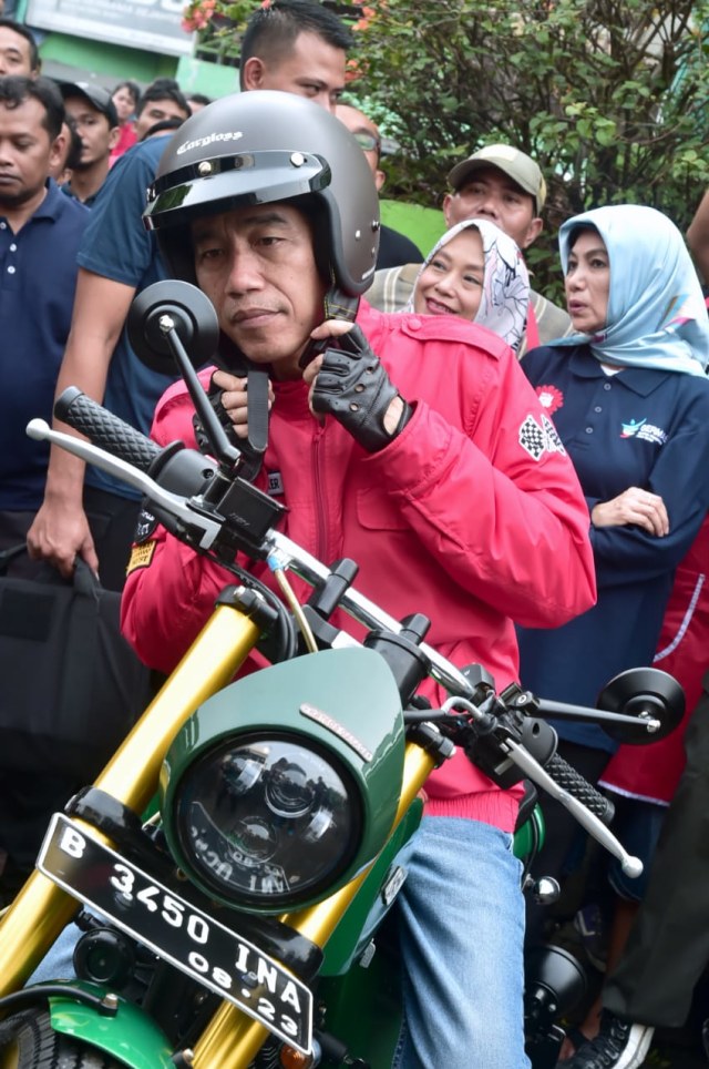 Jokowi naik moge ke pasar di Tangerang, Minggu (4/11/2018). (Foto: Dok. Biro Pers Setpres)