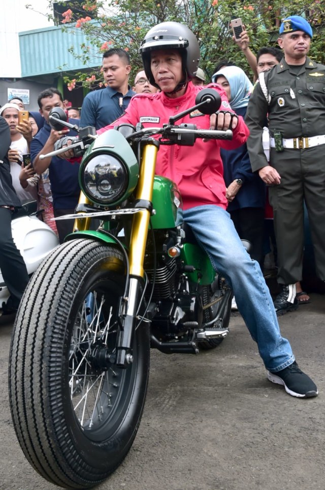 Jokowi naik moge ke pasar di Tangerang, Minggu (4/11/2018). (Foto: Dok. Biro Pers Setpres)