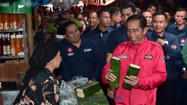 Jokowi mengunjungi pedagang tempe di salah satu pasar di Tangerang, Minggu (4/11/2018). (Foto: Dok. Biro Pers Setpres)