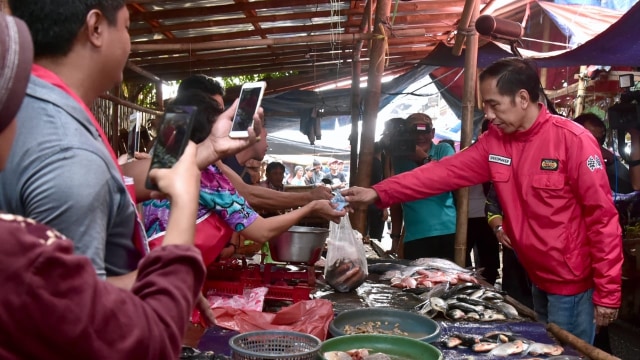 Jokowi menmbeli ikan di salah satu pasar di Tangerang, Minggu (4/11/2018). Foto: Dok. Biro Pers Setpres