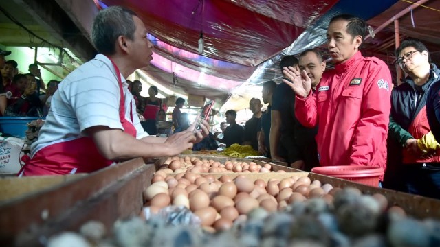Jokowi mengunjungi pedagang telur di salah satu pasar di Tangerang, Minggu (4/11/2018). Foto: Dok. Biro Pers Setpres