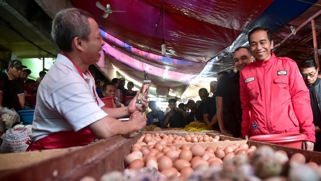 Jokowi mengunjungi pedagang telur di salah satu pasar di Tangerang, Minggu (4/11/2018). Foto: Dok. Biro Pers Setpres