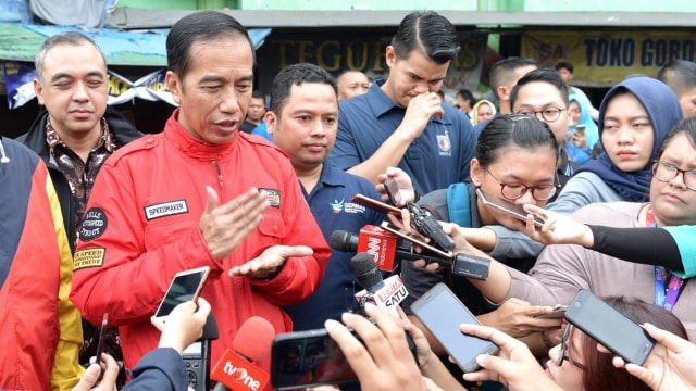 Jokowi di pasar Tangerang, Minggu (4/11/2018). (Foto: Dok. Biro Pers Setpres)