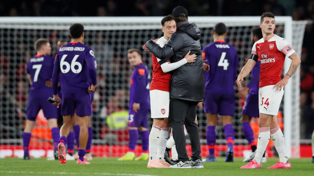 Apresiasi Juergen Klopp kepada Mesut Oezil di akhir laga Arsenal melawan Liverpool. (Foto: REUTERS/David Klein)