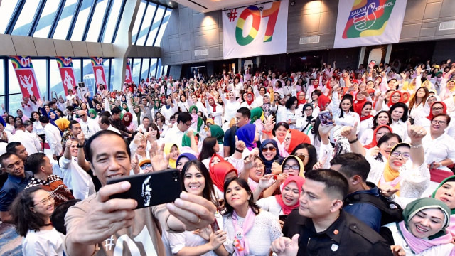 Capres 01 Jokowi hadiri pertemuan 1.500 caleg wanita di Tangerang Selatan, Minggu (4/11/2018). (Foto: Agus Suparto)