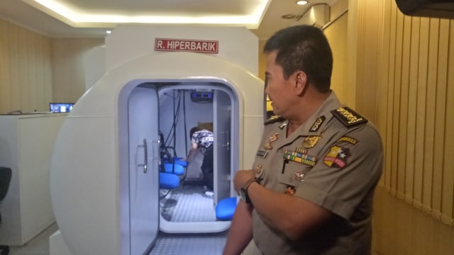 Tim Penyelam Ditpolair Baharkam diberi terapi hiperbarik di RS Polri setelah menyelam untuk mencari korban Lion Air JT-610, Minggu (4/11/2018). (Foto:  Nabilla Fatiara/kumparan)