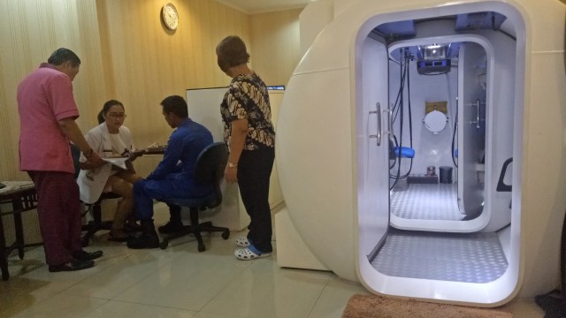 Tim Penyelam Ditpolair Baharkam diberi terapi hiperbarik di RS Polri setelah menyelam untuk mencari korban Lion Air JT-610, Minggu (4/11/2018). (Foto:  Nabilla Fatiara/kumparan)