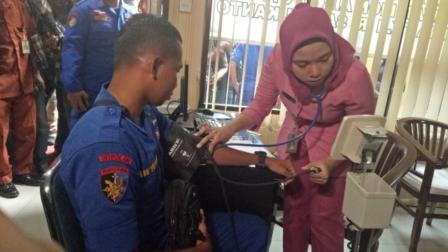 Tim Penyelam Ditpolair Baharkam diberi terapi hiperbarik di RS Polri setelah menyelam untuk mencari korban Lion Air JT-610, Minggu (4/11/2018). (Foto:  Nabilla Fatiara/kumparan)