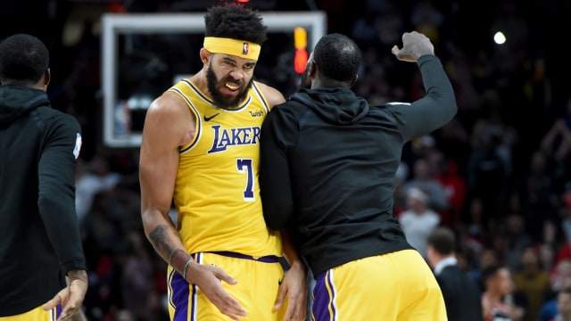 Center Lakers, Javale McGee (7), melakukan selebrasi. (Foto: Reuters/USA Today/Steve Dykes)