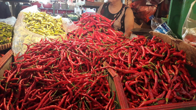 Cabai rawit dan cabai merah keriting di Pasar Senen, Jakarta (5/11/2018). Foto: Ema Fitriyani/kumparan