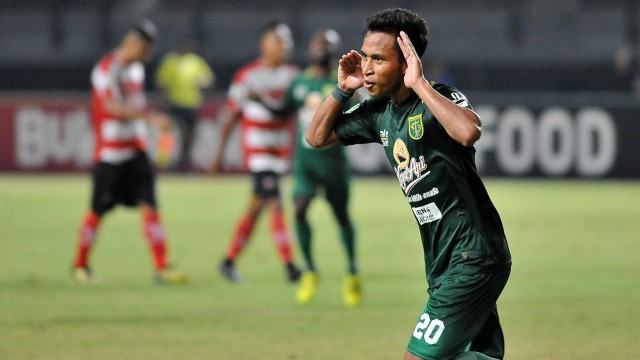 Pemain Persebaya, Osvaldo Haay, melakukan selebrasi usai mencetak gol ke gawang Madura Utd. (Foto: ANTARA/M. Risyal Hidayat)