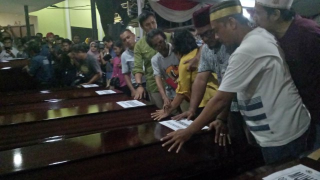 Doa dan tangisan keluarga korban Lion Air saat diserahterimakan peti jenazah. (Foto: Nabila Fatiara/kumparan)