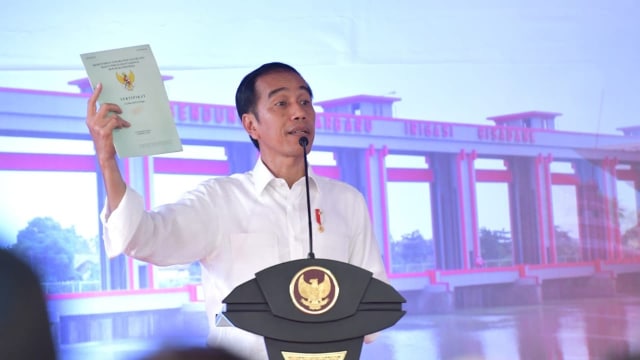 Jokowi bagikan 6000 sertifikat tanah untuk rakyat di Tangerang. (Foto: Foto: Biro Pers Setpres)