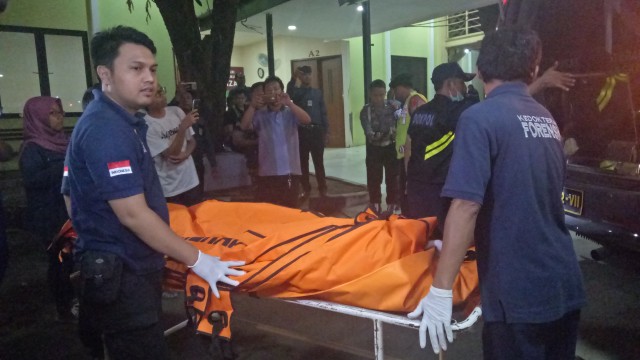 Kantong jenazah korban Lion Air tiba di RS Polri. (Foto: Nabilla Fatiara/kumparan)
