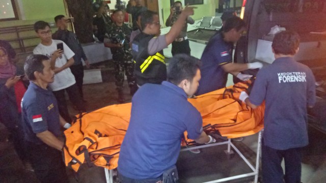 Kantong jenazah korban Lion Air tiba di RS Polri. (Foto: Nabilla Fatiara/kumparan)