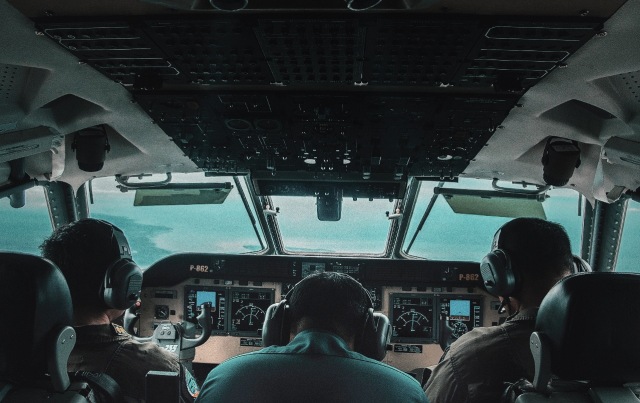 Pilot dan kopilot dalam kokpit pesawat. (Foto: AFP/Juni Kriswanto)