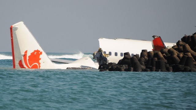 Pesawat Lion Air jatuh ke laut di sisi barat landas pacu Bandara Ngurah Rai saat hendak mendarat, 13 April 2013. Foto:  AFP/Sonny Tumbelaka