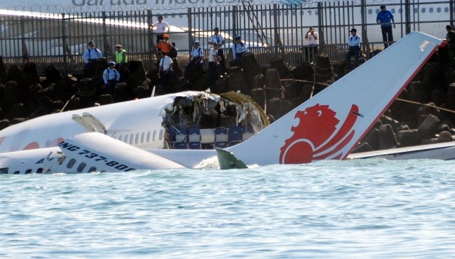 Pesawat Lion Air jatuh ke laut di sisi barat landas pacu Bandara Ngurah Rai saat hendak mendarat, 13 April 2013. (Foto:  AFP/Sonny Tumbelaka)
