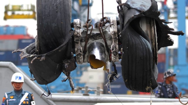 Roda pesawat Lion Air JT-610 tiba di posko evakuasi JICT, Senin (5/11/2018).
 (Foto: Iqbal Firdaus/kumparan)