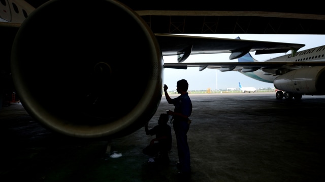 Ilustrasi pengecekan pesawat. (Foto: AFP/ADEK BERRY)