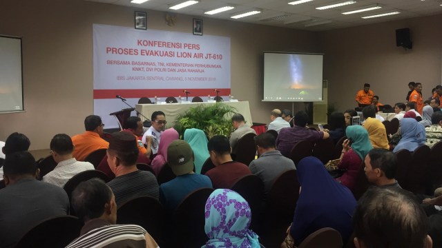 Konferensi pers Proses Evakuasi Lion Air JT-610 di Hotel Ibis, Cawang, Senin (5/11/2018). (Foto: Soejono Eben Ezer Saragih/kumparan)