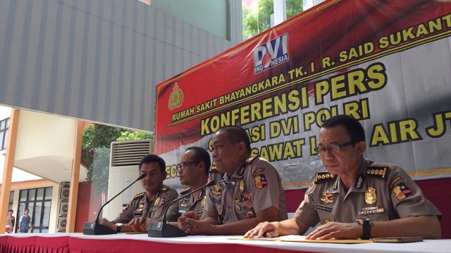 Konferensi pers update identifikasi korban Lion Air JT-610 di RS Polri.  (Foto: Lutfan Darmawan/kumparan)