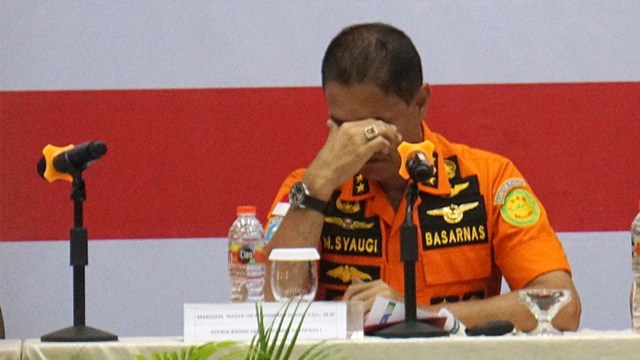 Kabasarnas, M. Syaugi menangis saat konferensi pers evakuasi korban jatuhnya pesawat Lion Air di Hotel Ibis, Cawang, Jakarta Timur, Senin (5/11). (Foto: Fanny Kusumawardhani/kumparan)