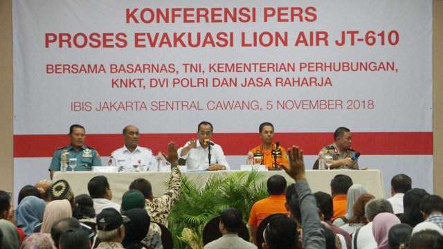 Menhub Budi Karya Sumadi (tengah) memberikan kesempatan keluarga korban untuk memberikan pertanyaan dalam konferensi pers proses evakuasi Lion Air JT 610. (Foto: Fanny Kusumawardhani/kumparan)