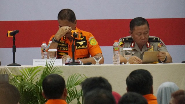 Kepala Basarnas Marsekal Madya TNI Muhammad Syaugi menangis dalam konferensi pers proses evakuasi Lion Air JT 610. (Foto: Fanny Kusumawardhani/kumparan)