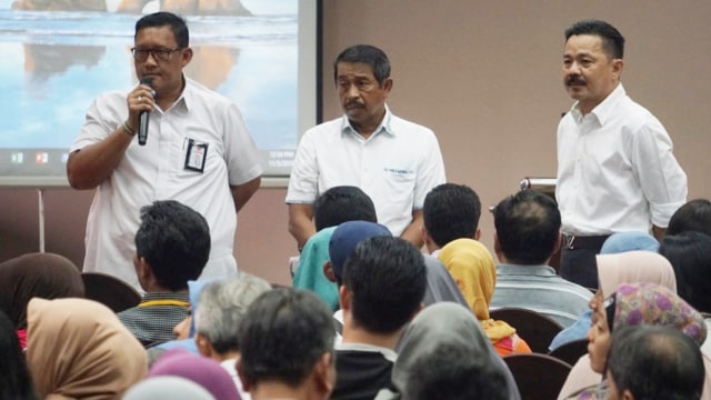Dirut Lion Air Group Edward Sirait (tengah), Pendiri dan pemilik Lion Air Rusdi Kirana (kanan) dalam konferensi pers proses evakuasi Lion Air JT-610 di Hotel Ibis, Jakarta Timur, Senin (5/11/2018). (Foto: Fanny Kusumawardhani/kumparan)