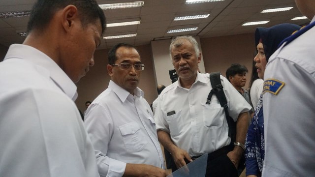 Najib Furqoni (kanan), ayah korban Lion Air JT-610 dalam konferensi pers proses evakuasi Lion Air JT-610 di Hotel Ibis Jakarta, Cawang, Senin (5/11/2018). (Foto: Fanny Kusumawardhani/kumparan)