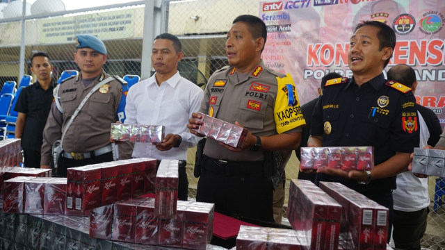 Polresta Banda Aceh mengamankan sebanyak 100 slop rokok illegal merk Luffman. (Foto: Zuhri Noviandi/kumparan)