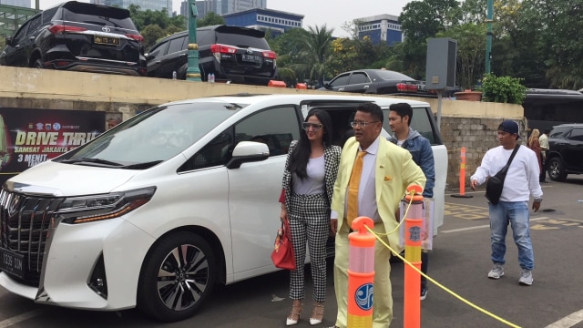 Dewi Persik dan Hotman Paris tiba di Polda Metro Jaya, Senin (5/11/2018).
 (Foto: Giovanni/kumparan)