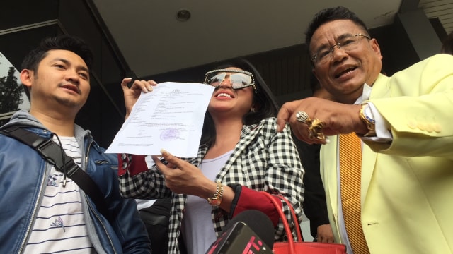 Angga, Dewi Persik, dan Hotman Paris usai masukan laporan di Polda Metro Jaya, Senin (5/11/2018).
 (Foto: Giovanni/kumparan)