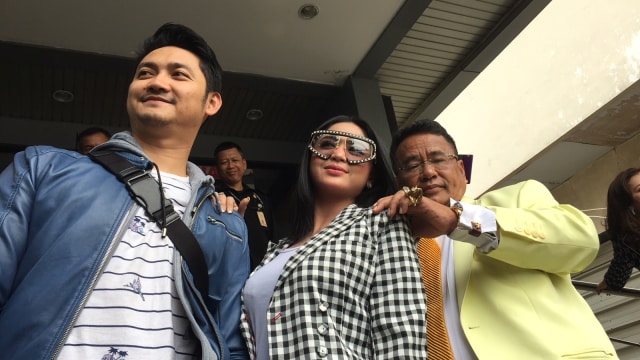 Angga, Dewi Persik, dan Hotman Paris usai masukan laporan di Polda Metro Jaya, Senin (5/11/2018).
 (Foto: Giovanni/kumparan)