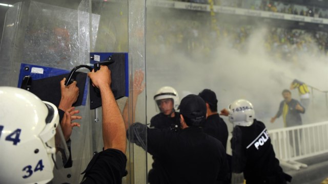 Kerusuhan Derbi Istanbul di Sukru Saracoglu tahun 2012. (Foto: AFP/Bulent Kilic)