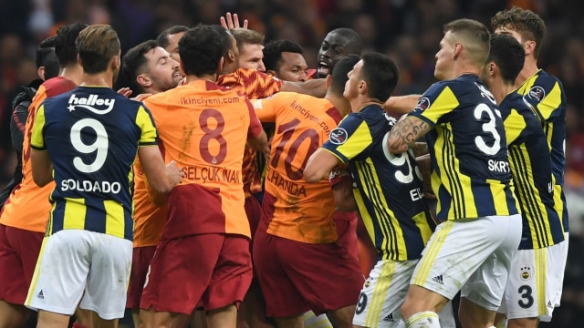 Kericuhan di laga Galatasaray vs Fenerbahce. (Foto: AFP/Ozan Kose)