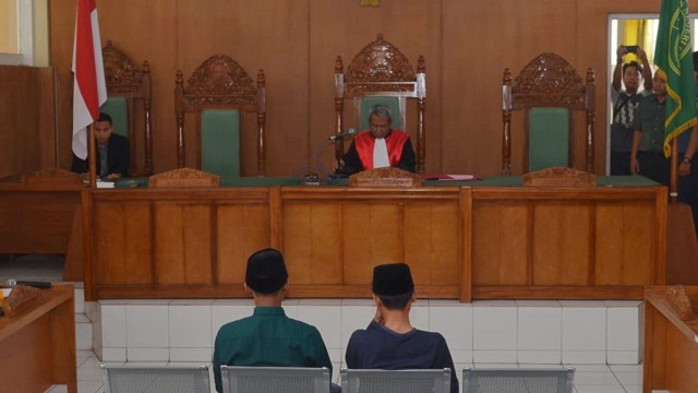 Suasana persidangan dua anggota Banser Faisal Mubaraq dan Mahfudi Syarifudin dalam kasus pembakaran bendera berlafal tauhid di Pengadilan Negeri Garut, Senin (5/11/2018). (Foto: Igo/kumparan )