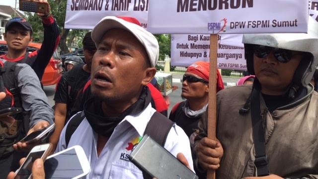 Sekretaris FSPMI Sumut Toni Rikson Silalahi melakukan aksi unjuk rasa di depan Kantor Gubernur Sumut, Senin (5/11/2018).
 (Foto: Ade Nurhaliza/kumparan)