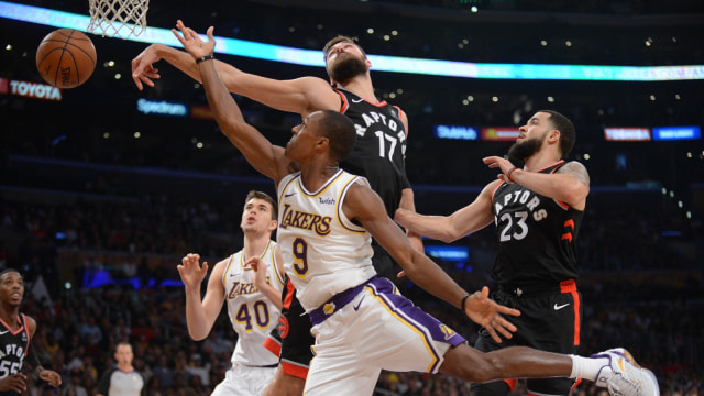 Duel Lakers vs Raptors. (Foto: Gary A. Vasquez/Reuters)