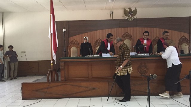 Sidang kasus suap Abu Bakar di Kabupaten Bandung Barat, Senin (5/11). (Foto: Iqbal Tawakal Lazuardi Siregar/kumparan)