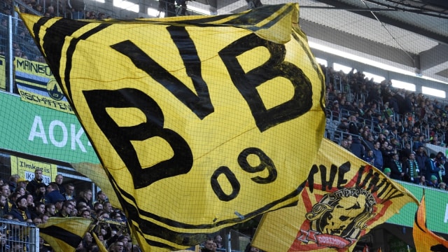 Bendera raksasa Borussia Dortmund. (Foto: Reuters/Fabian Bimmer)