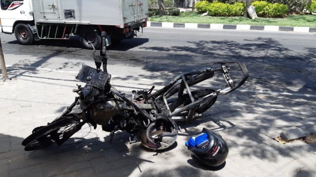 Kecelakaan antara truk dan sepeda motor di Rungkut Surabaya. (Foto: Dok. Istimewa )