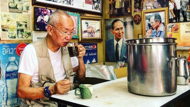 William Wongso mencicipi secangkir kopi (Foto: Instagram: @williamwongso)
