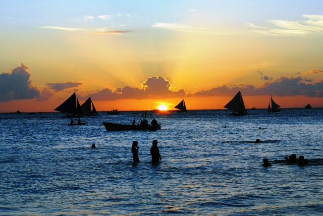 Sunset di Boracay, Filipina (Foto: Flickr/John Valentine II)