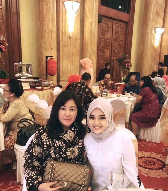 7 Potret Pinky Evianty, Kakak Maia Estianty yang Tak Kalah Cantik (4)