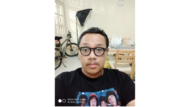 Foto selfie indoor pakai Xiaomi Redmi Note 6 Pro. (Foto: Rangga Sanjaya/kumparan)